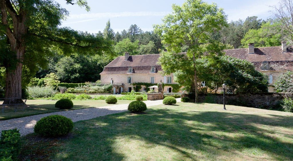 Image with link to Secret Garden - a wonderful small wedding venue in France